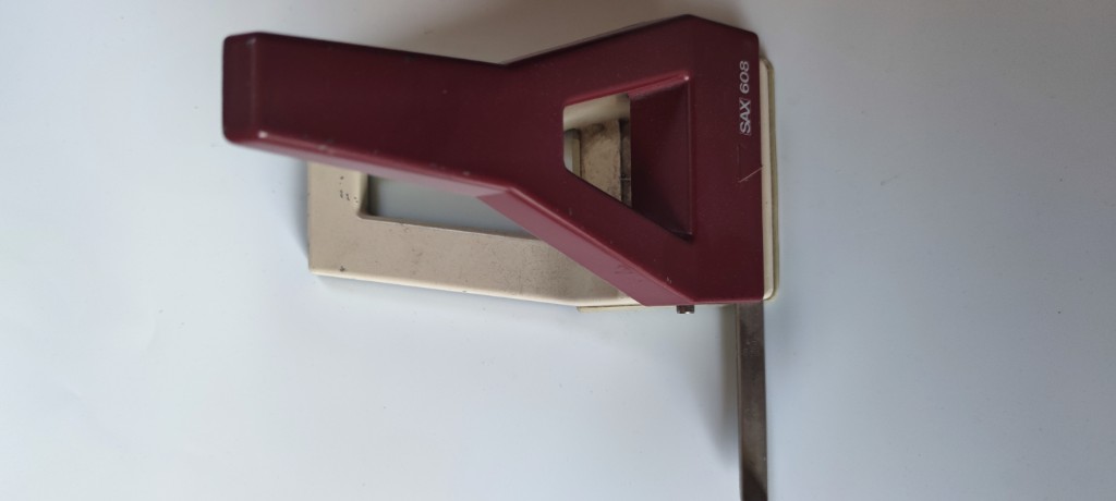 Kancelársky dierovač SAX 608